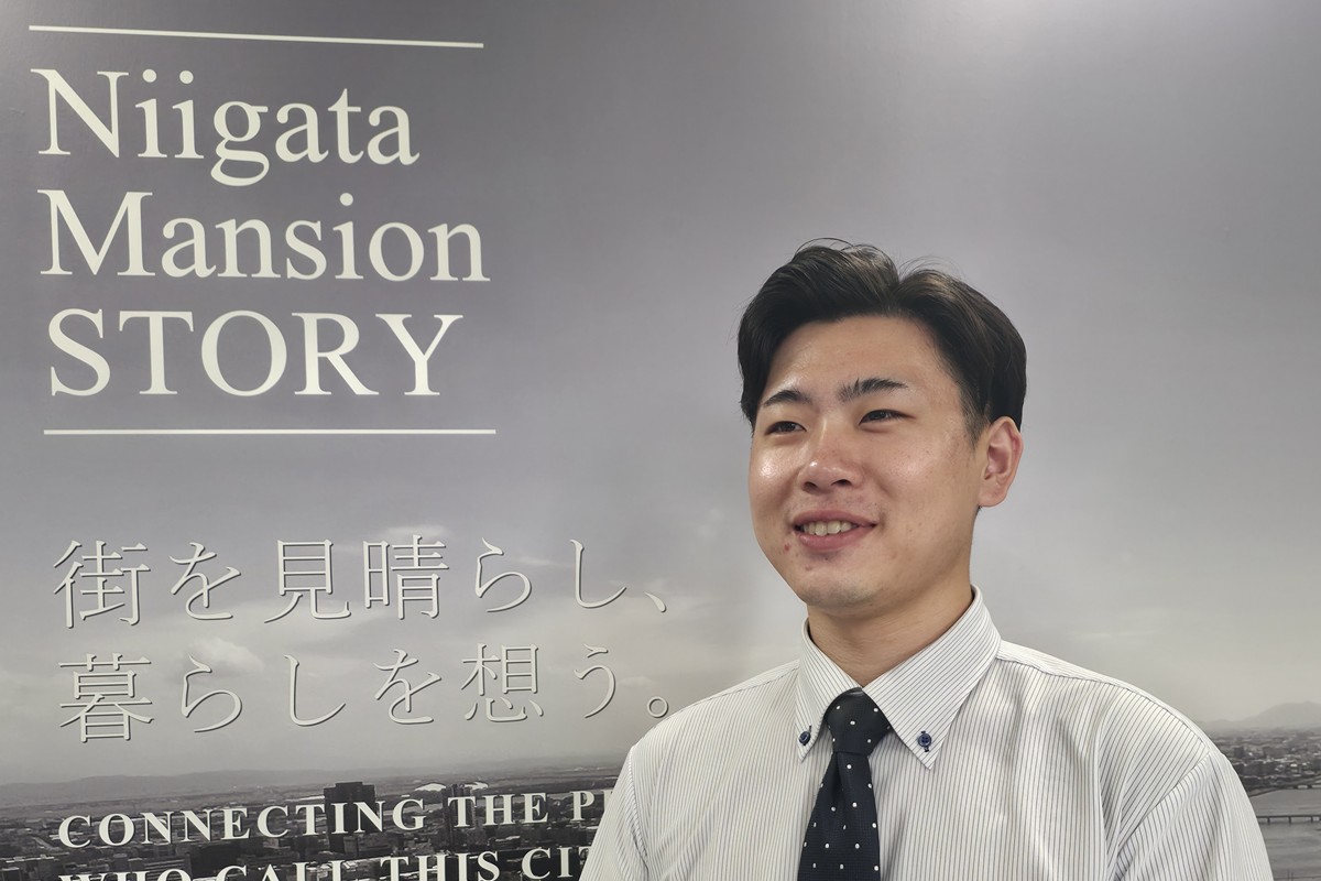 資料を確認する売買営業の斎藤理恩